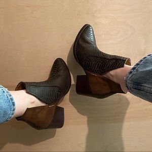 NOT RATED X LAURA MARANO